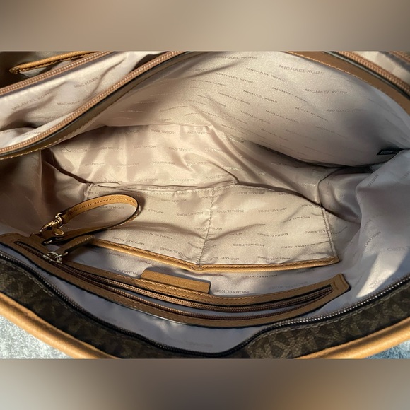 Michael Kors Jet Set Chain Laptop Tote - Picture 7 of 15